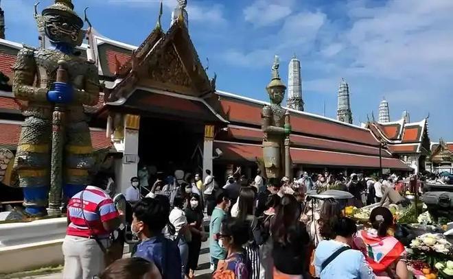 九顶假发的女孩