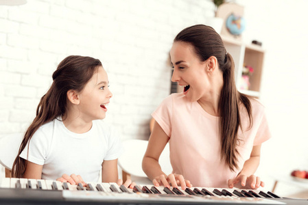 五个吓鬼的少年 相关产品